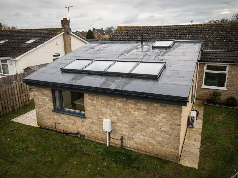 Three-panel flat rooflight running along an extension roof