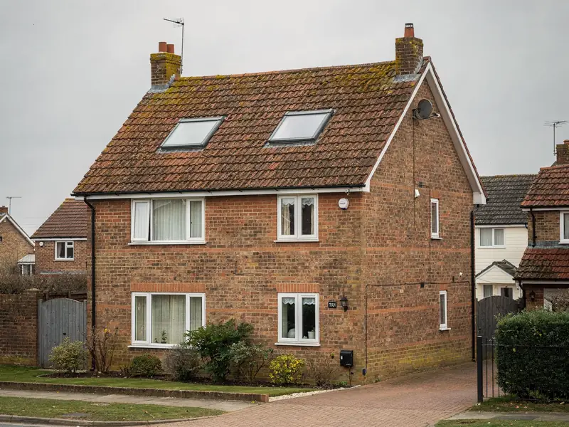Two roof windows fitted side by side in one slope